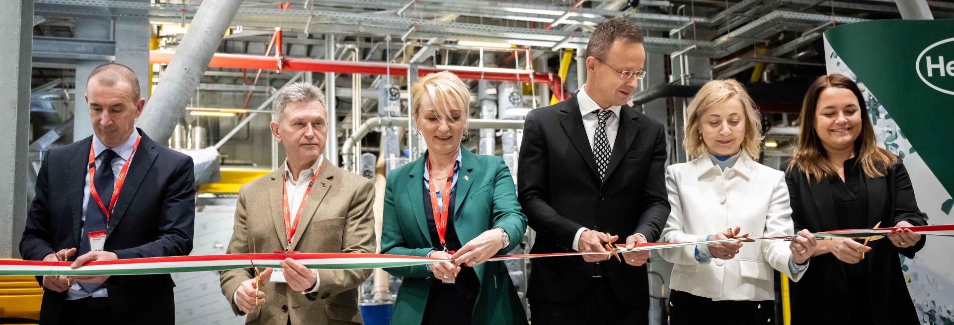 Ragasztótechnológia új szinten: innovációval bővít a Henkel